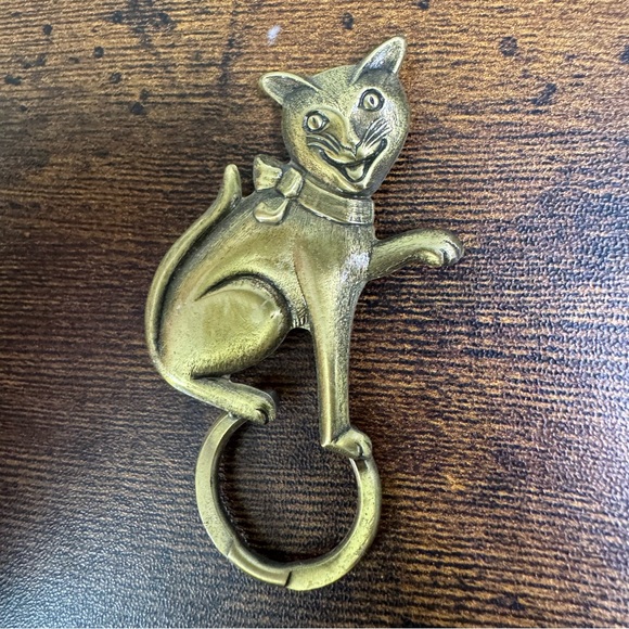 Vintage Gold Brass Cat Brooch On Circle Friendly Smiling Kitty Pin Whimsical - Picture 3 of 6